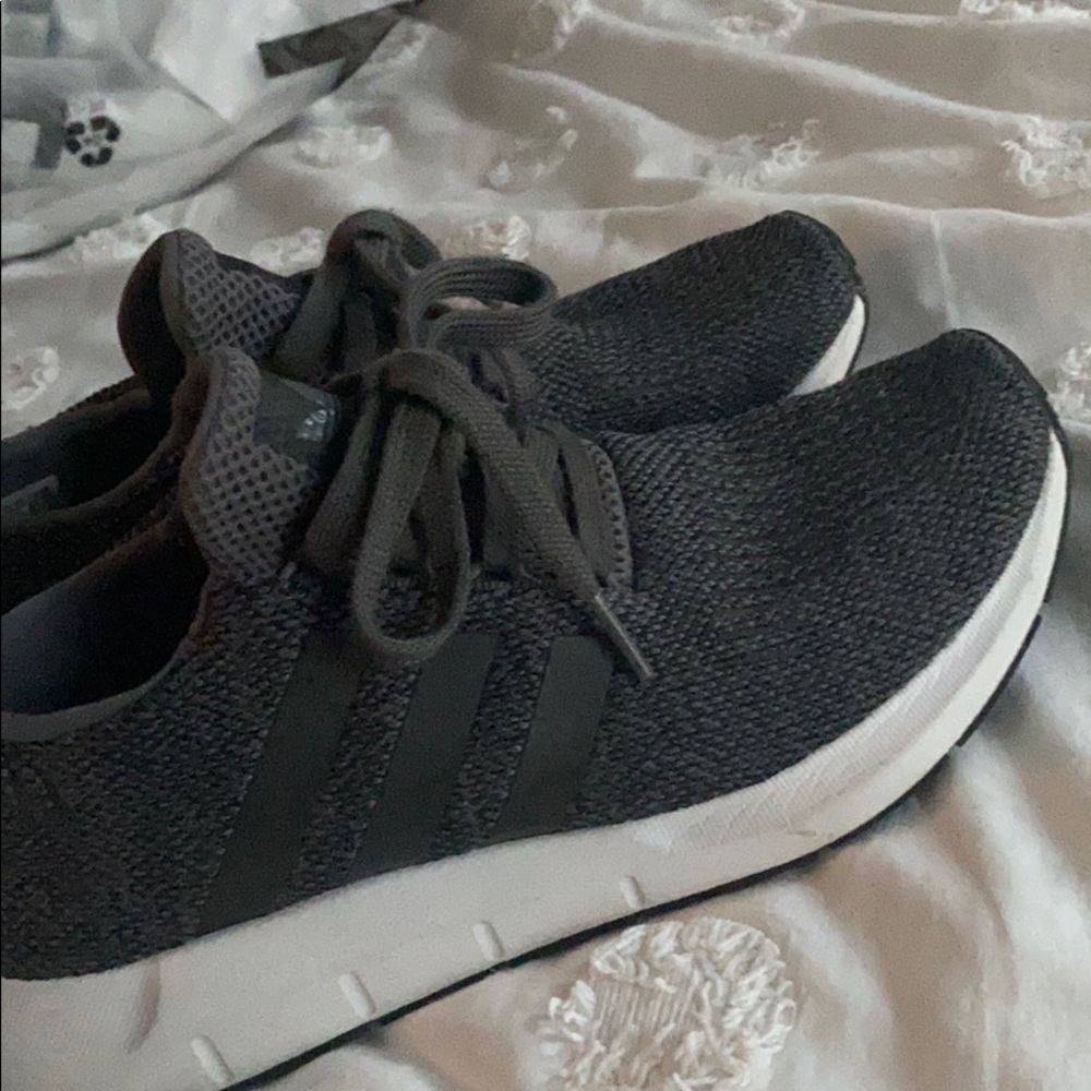 ADIDAS SWIFT RUN in Gray